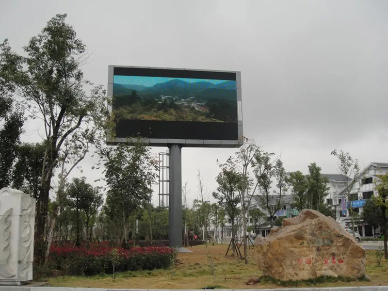 Outdoor lamp post display screen