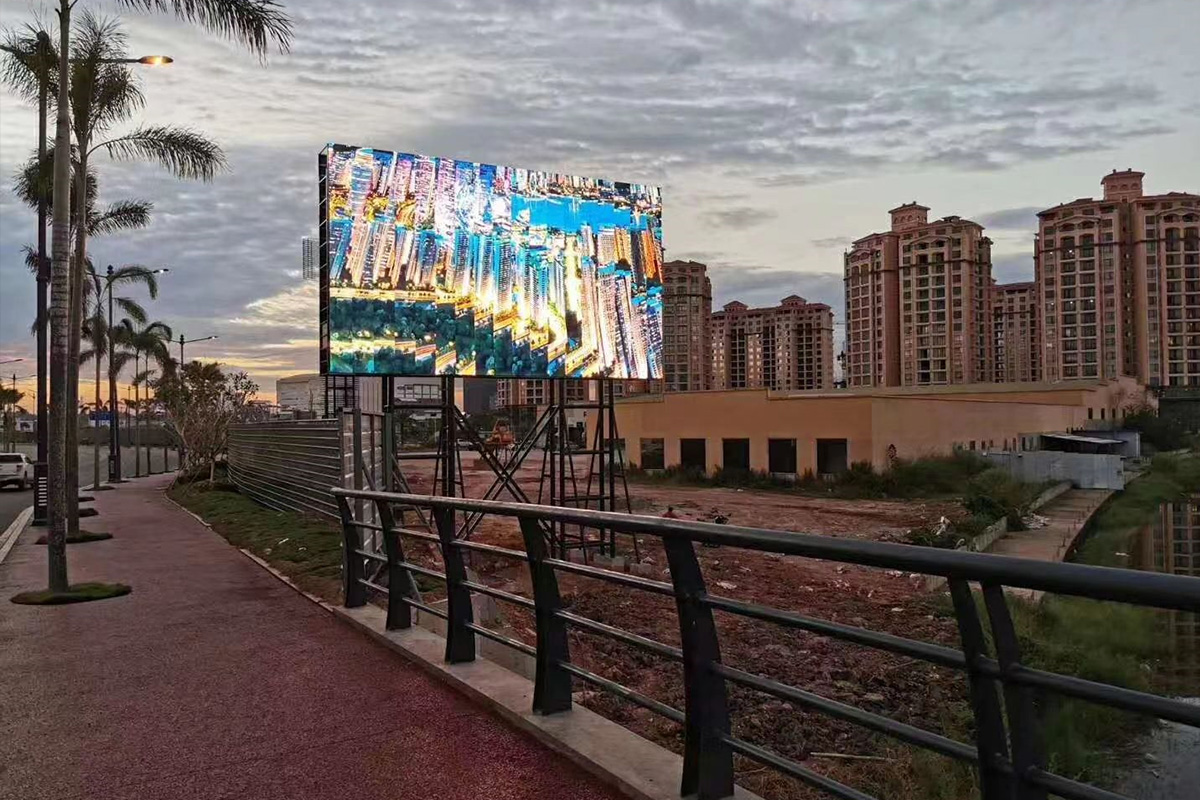 The outdoor P10 display screen on Tharuan Avenue in Laos