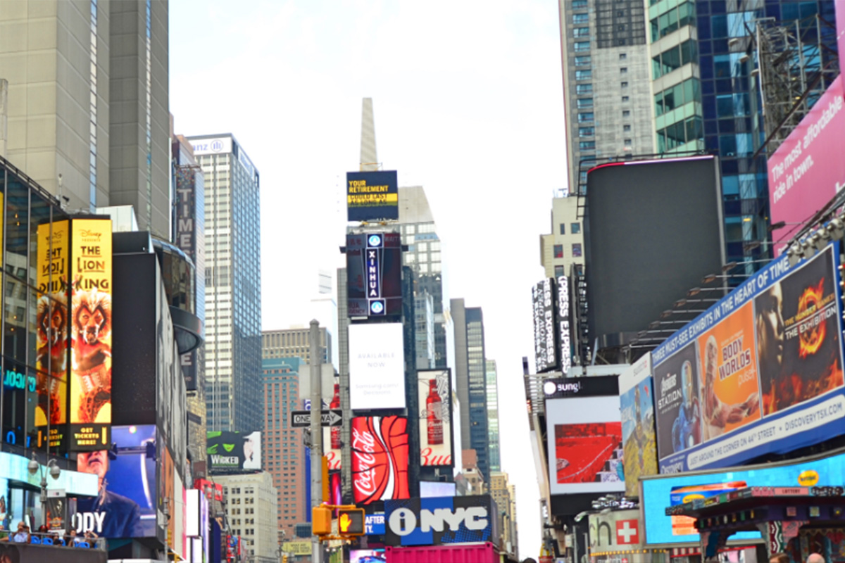 Outdoor P10 display screens on American shopping streets
