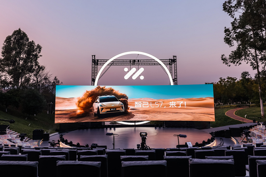 The LED display industry achieves transformation riding the wave of new retail.